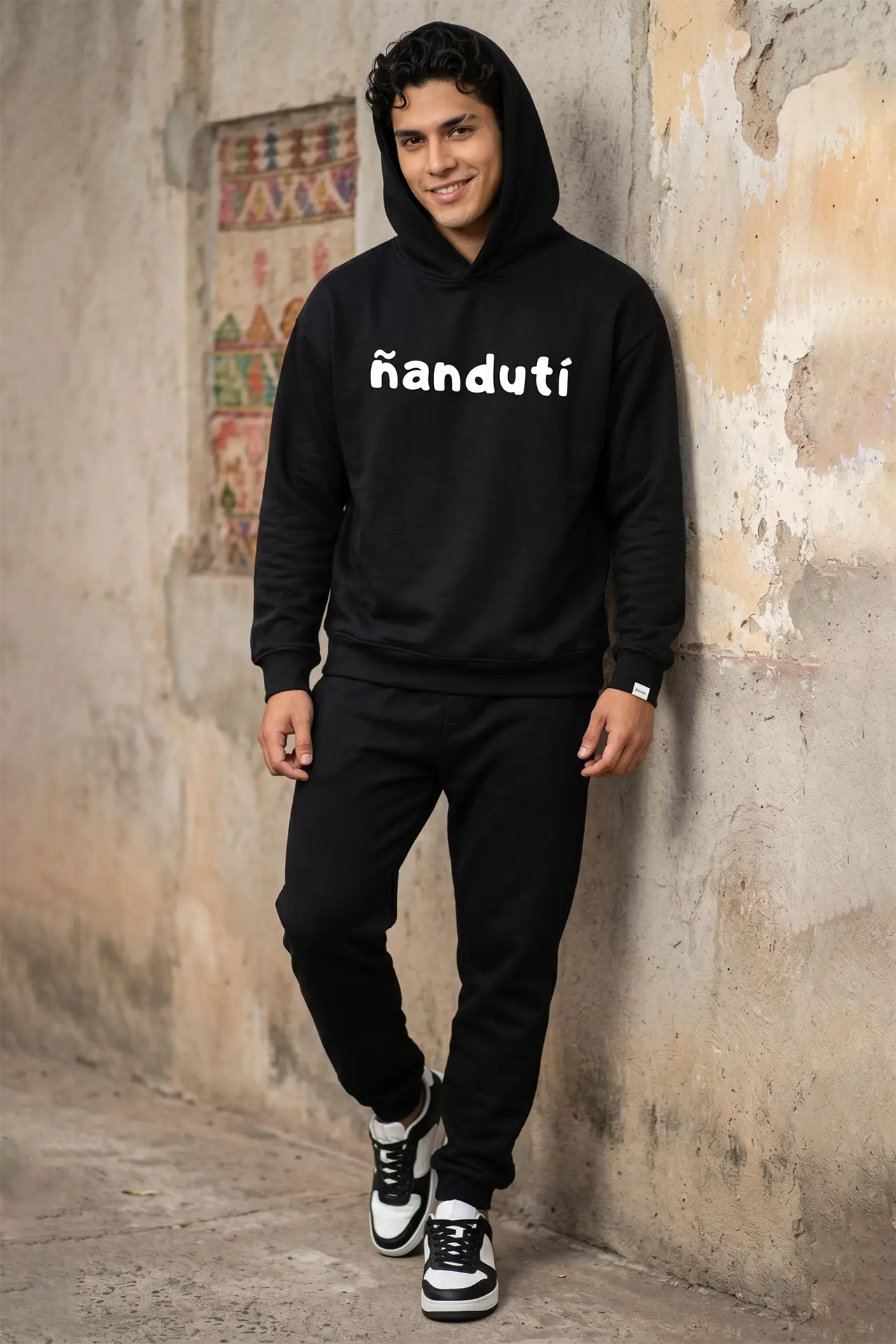 Remera hombre negra con capucha